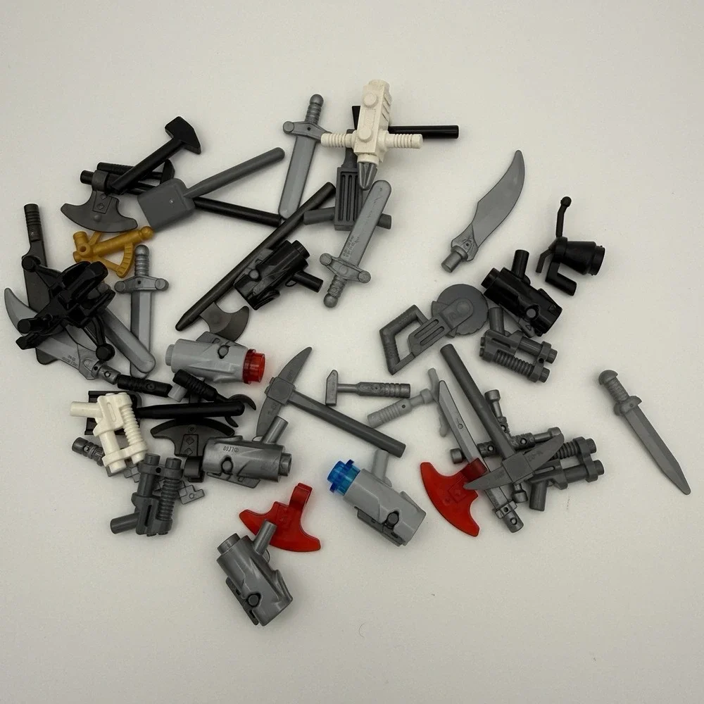 Lego Minifig Weapons And Tools  Assorted Lot 40‎ pieces 001
